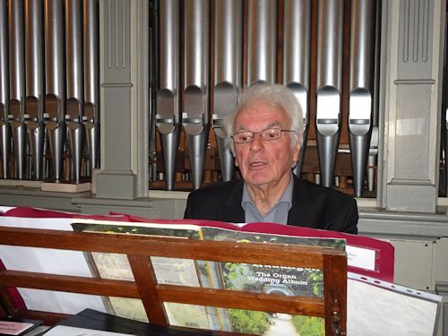 Chorleiter Johannes Schmitz an der Orgel