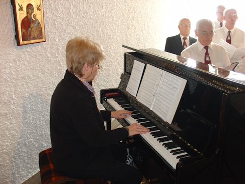Ruth Schmitz begleitet am Piano